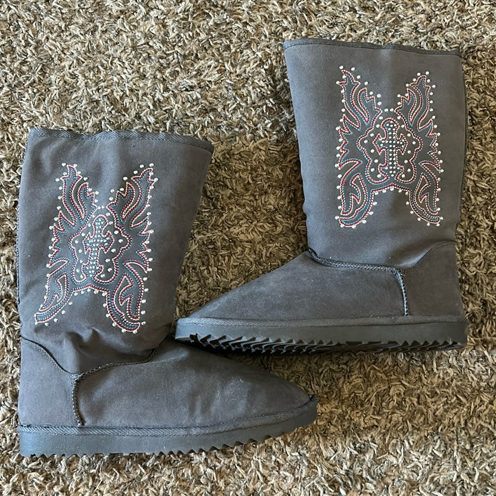 Winter boots, grey with design. Size 10